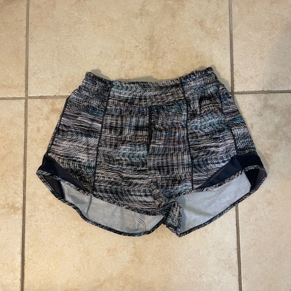 Lululemon shorts size 6 hotty hot